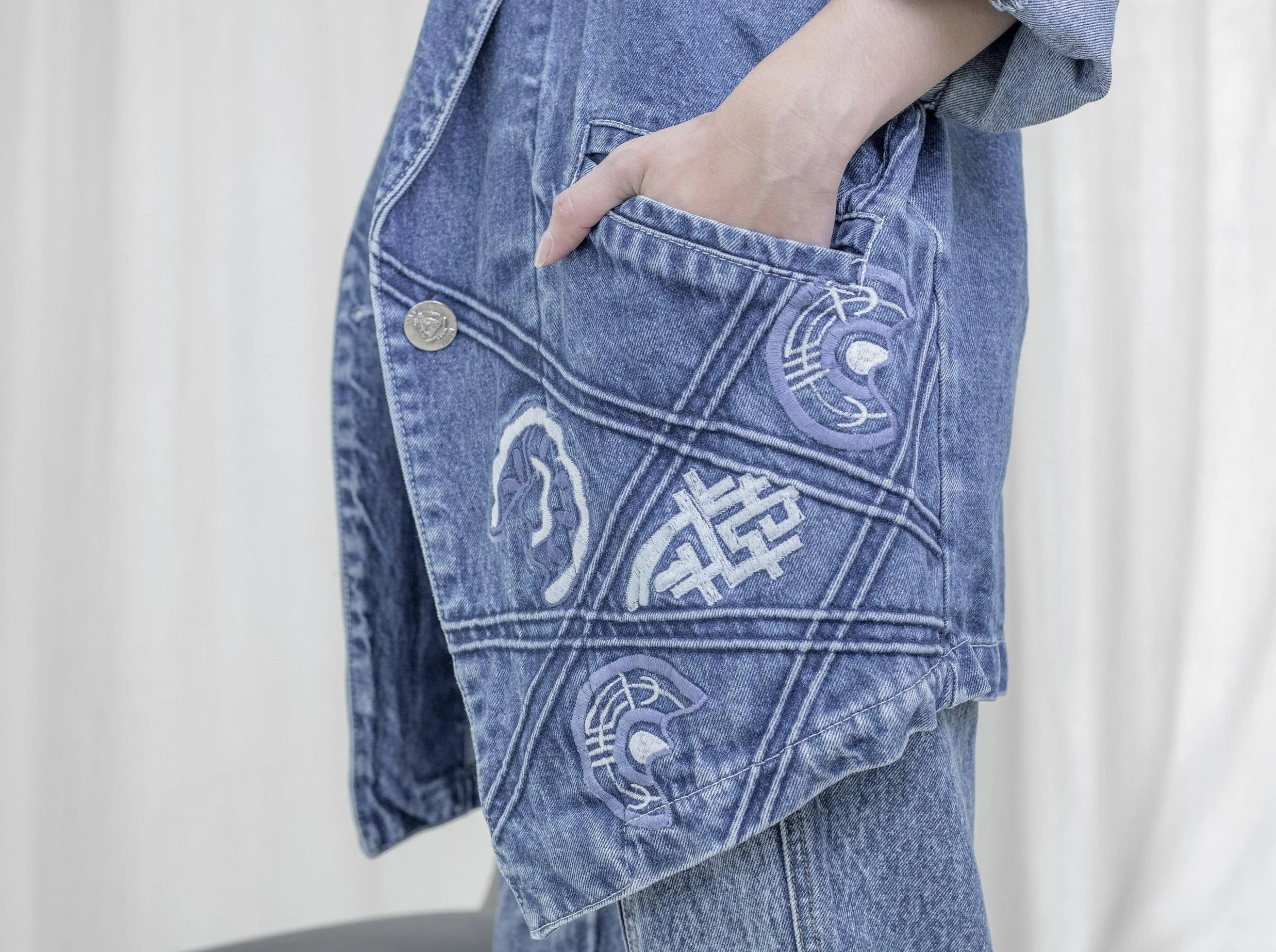 Collared neck denim vintage jacket with embroidery