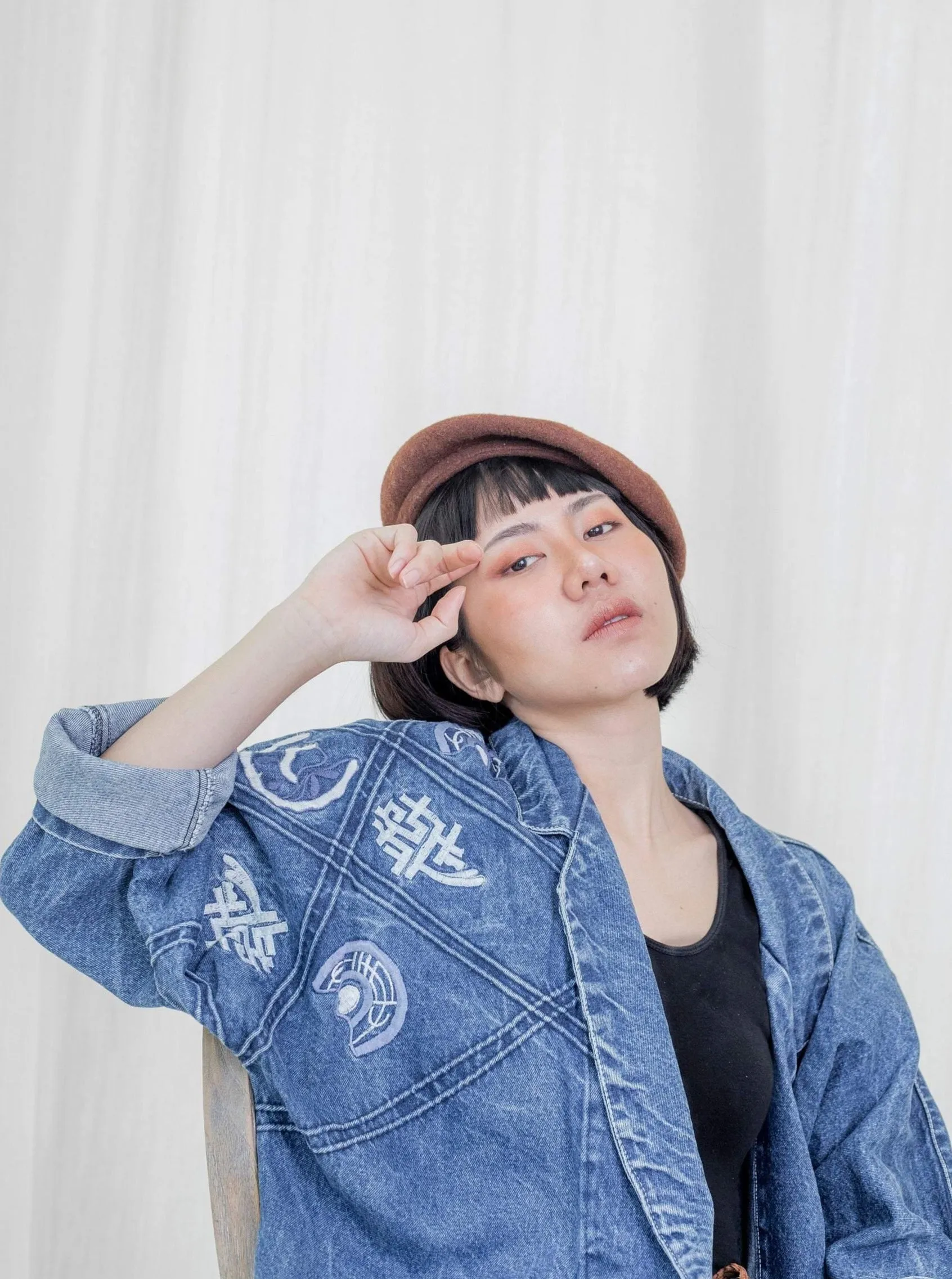 Collared neck denim vintage jacket with embroidery